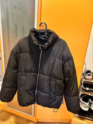 Abrigo negro acolchado