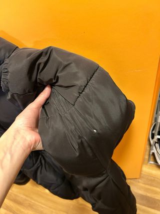 Abrigo negro acolchado