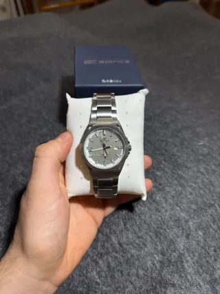 Reloj Casio Edifice Esfera blanca de acero