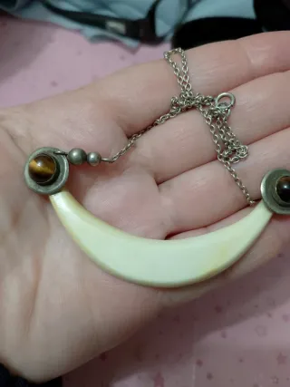 Collana in materiale nobile beige e argento