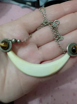 Collana in materiale nobile beige e argento