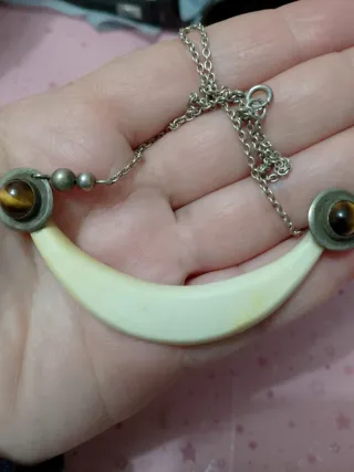 Collana in materiale nobile beige e argento