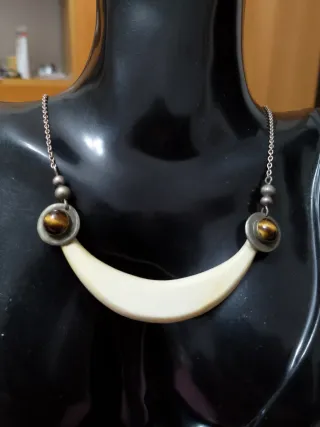 Collana in materiale nobile beige e argento