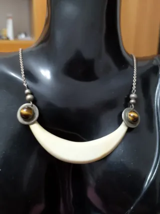 Collana in materiale nobile beige e argento