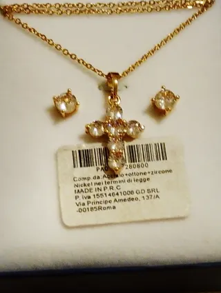 Orecchini e crocetta