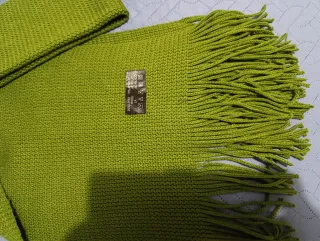 Bufanda verde de punto con flecos