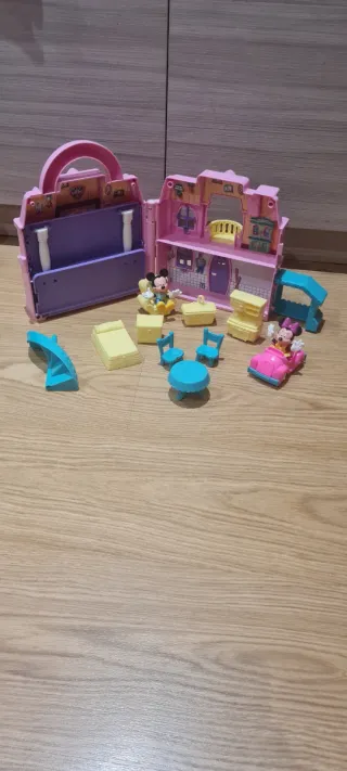 Casita de juguete con muñecos Mickey y Minnie