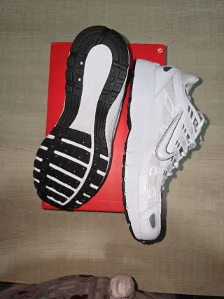 Zapatillas Nike P-6000 Blancas y Plateadas