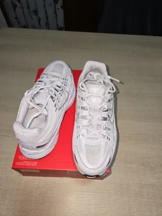 Zapatillas Nike P-6000 Blancas y Plateadas