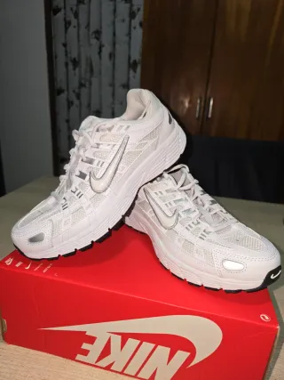 Zapatillas Nike P-6000 Blancas y Plateadas