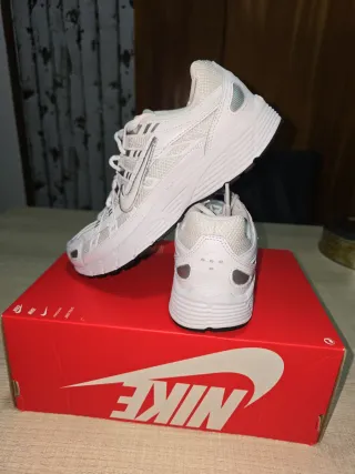 Zapatillas Nike P-6000 Blancas y Plateadas