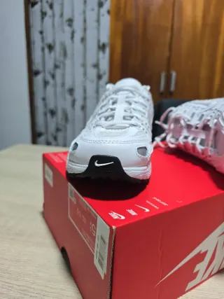 Zapatillas Nike P-6000 Blancas y Plateadas