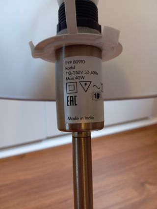 Lámpara de mesa Ikea beige y plateada