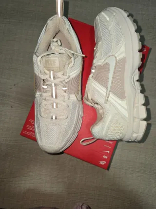 Zapatillas Nike Vomero 5 Beige y crema