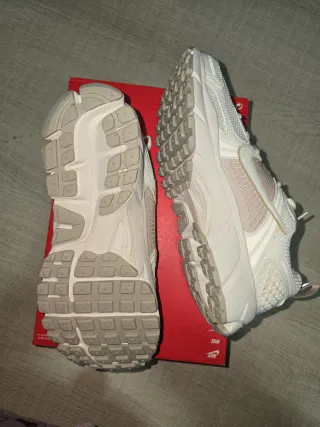 Zapatillas Nike Vomero 5 Beige y crema