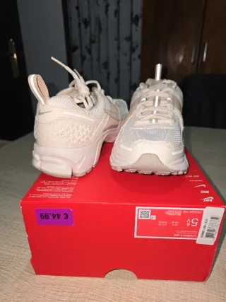 Zapatillas Nike Vomero 5 Beige y crema