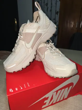 Zapatillas Nike Vomero 5 Beige y crema