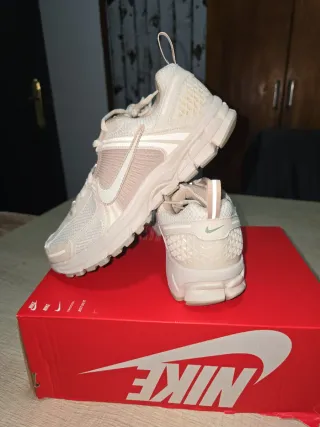 Zapatillas Nike Vomero 5 Beige y crema