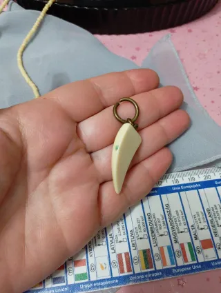 Ciondolo dente materiale nobile