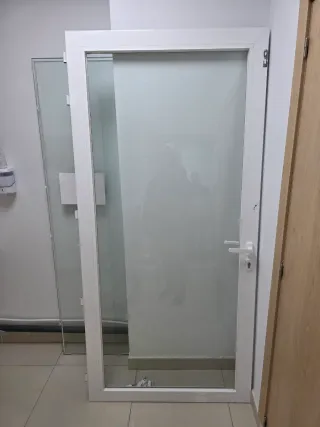Puerta aluminio blanco con cristal