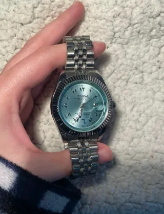 Reloj Seiko MOD de acero con arabic dial azul cian
