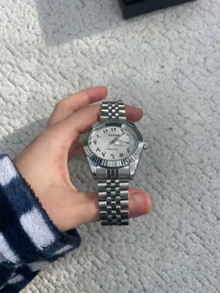 Reloj Seiko MOD de acero con arabic dial blanca