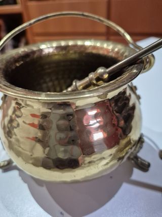 Caldero de latón y escribana de bronce