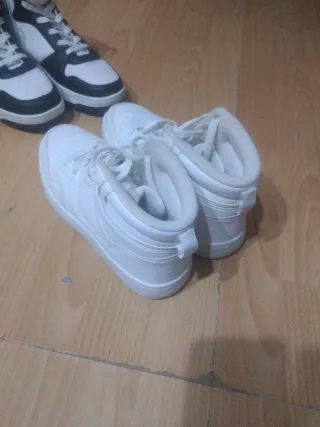 Stivali alti neri e bianchi