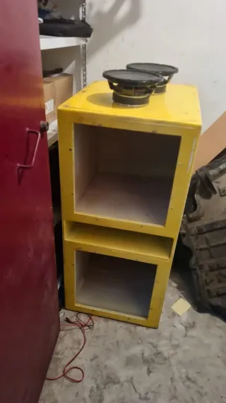 Caja de subwoofer doble amarilla