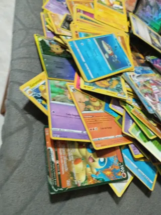 Caja de cartas Pokémon.escucho tu oferta se vende