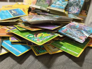 Caja de cartas Pokémon.escucho tu oferta se vende