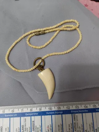 Collana con ciondolo dente avorio