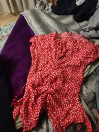 Vestido rojo con estampado floral blanco