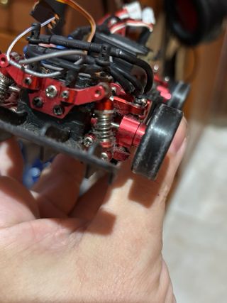 Se reparan y modifican coches RC eléctricos.