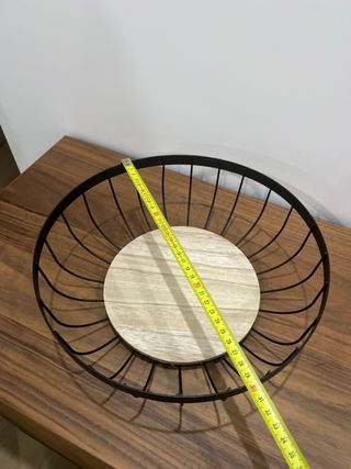 Fruteira preta com base em madeira