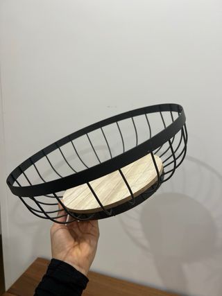 Fruteira preta com base em madeira