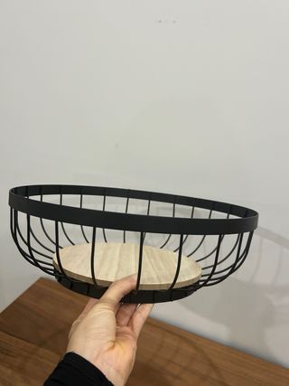 Fruteira preta com base em madeira