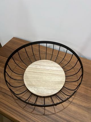 Fruteira preta com base em madeira