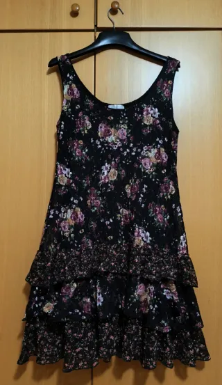 Vestido negro con volantes y flores