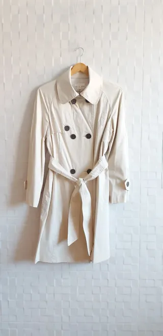 Gabardina SFERA beige, con bonito forro satinado.