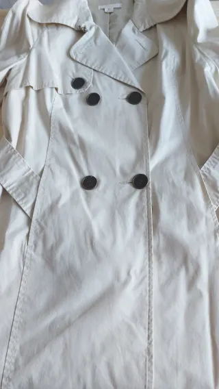 Gabardina SFERA beige, con bonito forro satinado.