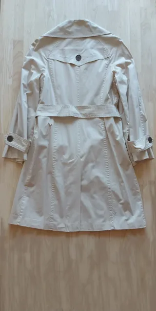 Gabardina SFERA beige, con bonito forro satinado.