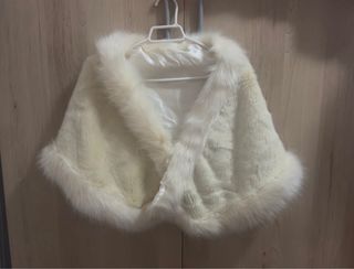 Elegante estola de pelo sintético color crema