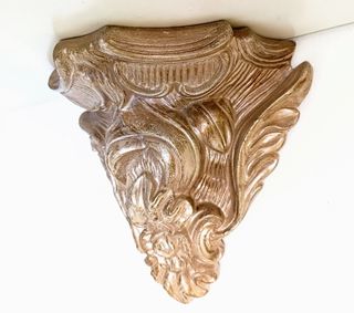 Peanha ou mísula em gesso imitação madeira