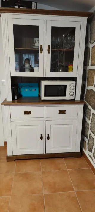 Alacena de madera y cristal