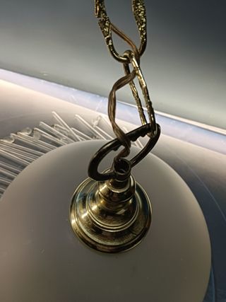 Preciosa Lámpara de latón y cristal , con colgantes, diametro 25 cm.