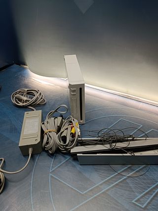 consola Wii + 2 mandos ( tv no incluida en la venta)
