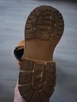 Stivali alti in camoscio color cammello