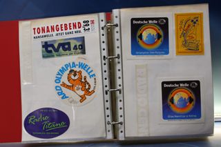 02. Gran lote pegatinas emisoras de radio extranjeras.