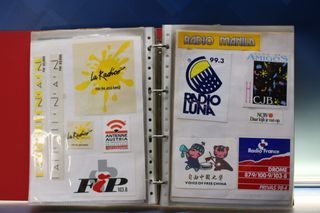 02. Gran lote pegatinas emisoras de radio extranjeras.